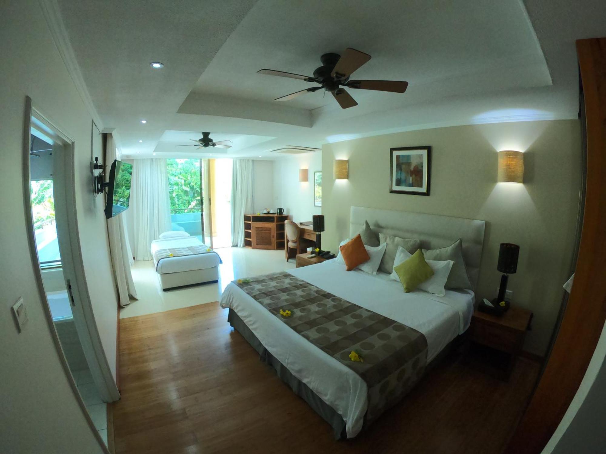 Crown Beach Hotel Seychelles Pointe Au Sel Bagian luar foto